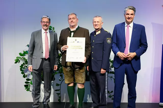 Verleihung des Sicherheitsverdienstpreises: IllegaleJagd: GrInsp Martin Fischer (LKA Mödling, damals GP Bad Vöslau) wird von Erwin Hameseder (links), Landespolizeidirektor Franz Popp und Stefan Jauk (rechts) geehrt. | Foto: Andreas Scheiblecker