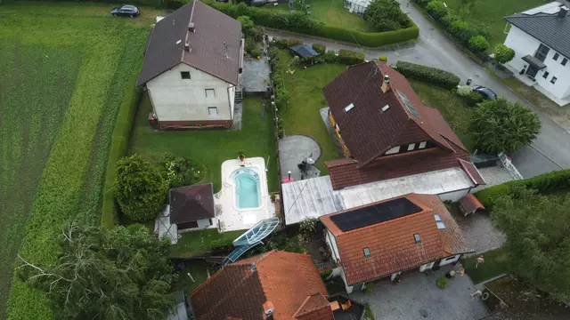 Eine Poolabdeckung wurde in Gunskirchen vom Sturm erfasst. | Foto: laumat.at