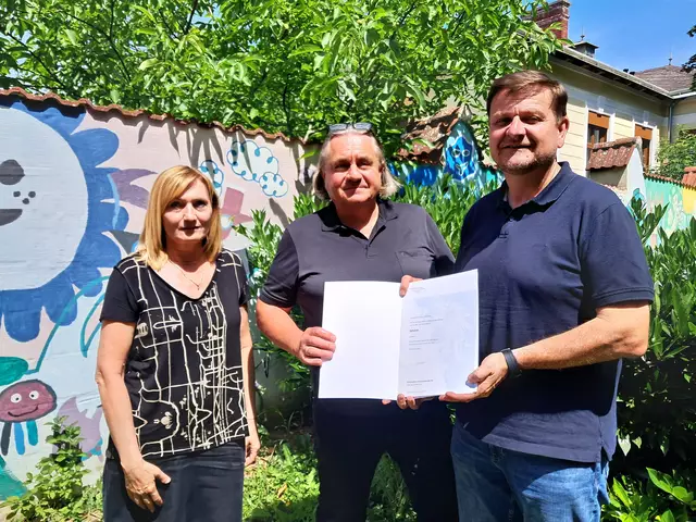 Christine Weßner, Direktor Bernhard Aschinger und Johannes Zechmeister | Foto: Mittelschule Hollabrunn