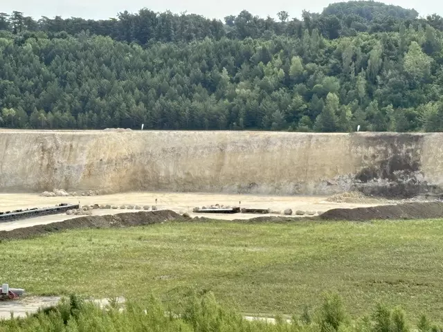 Die zu sprengende Stelle im Steinbruch ist mit zwei Flaggen markiert. | Foto: Bachhofner