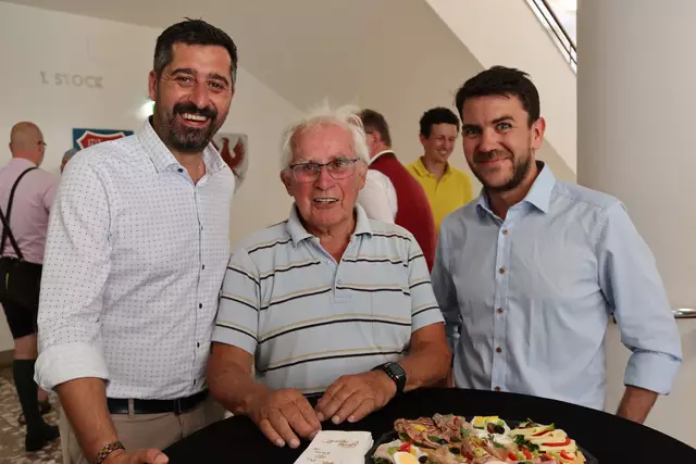 V.l.: Oliver Plieschnig, Regionalleiter Süd Brauunion, Franz Paar, Ehrenbauer Bauerngman, und Braumeister Lukas Scharf | Foto: MeinBezirk.at