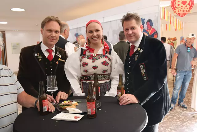 Großbauer Kurt Maschke (r.) mit Raimund Haberl und einer Ladern in der schönen Gailtaler Tracht. | Foto: MeinBezirk.at
