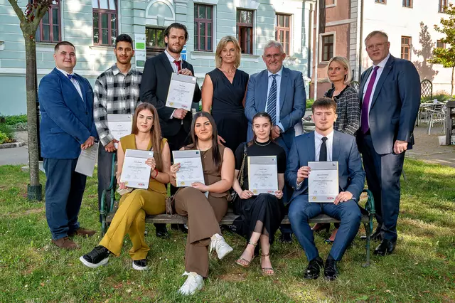 V.l. stehend: Matheus Knezevic, Amir Gabr, Manuel Jelicic, Doris Hahndl-Prange (AULB HAS Stockerau), Direktor Harald Rannert (AULB HAS Stockerau), Nicole Wagner (WKNÖ) und WKNÖ-Spartengeschäftsführer Rudolf Klopsch (Bank und Versicherung);
sitzend: Sandra Pijetlovic, Elhame Ahmedi, Maria Al-Chater und Magomed Ahmathnov | Foto: Andreas Cichini