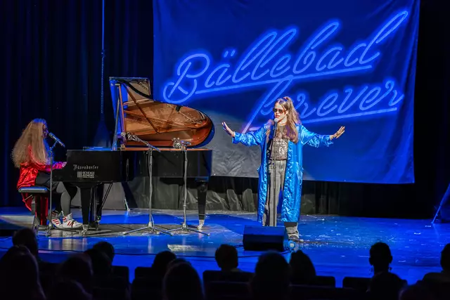Ariane Müller (li.) und Julia Gamez Martin sind 
SUCHTPOTENZIAL | Foto: copyright by Marco Pircher / Kulturverein Wunderlich