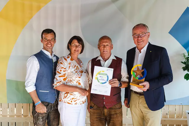 "Dorfheld" aus Randegg: Johiannes Wurzenberger (2.v.r.) mit Bürgermeister Manfred Wieser, Obfrau Maria Forstner (NÖ Dorf- und Stadterneuerung) und Landeshauptfrau-Stellvertreter Stephan Pernkopf | Foto: Benjamin Wild/NÖ Dorf-& Stadterneuerung