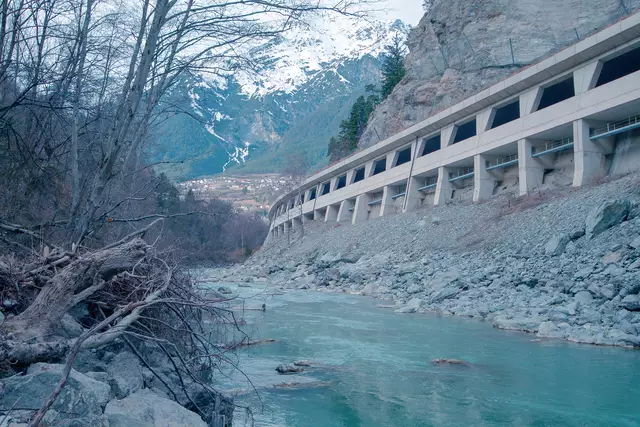 Bild 07: Während des Neubaus der Schlossgalerie in der Innschlucht (südlich von Landeck) kam es zu einen Felssturz. Dieser wurde nicht zur Gänze aus dem Inn geräumt, sondern dem felsigen Ufer entlang angeböscht. Bei Hochwasser wurde damit der Inn auf die linke Uferseite gedrängt und das Wasser nagte mittels Unterkolkungen am Hangfuß und schaffte sich damit mehr Raum.  | Foto: © Ing. Günter Kramarcsik