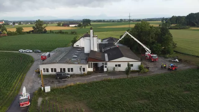 Das Dach dieses Betriebes in Gunskirchen musste gesichert werden. | Foto: laumat.at