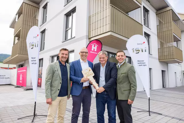 Landesrat Martin Zauner mit Heinz Rossmann (GF Hillebrand), Felix Müller (Prokurist BWSG) und Bürgermeister Robert Bimminger (von links). | Foto: GSWB/wildbild