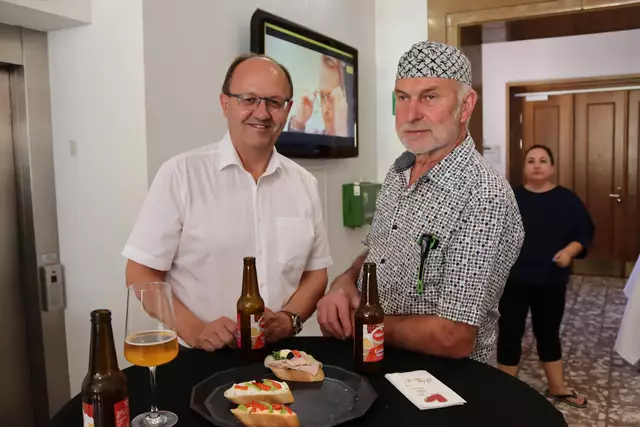 Kärntnermilch-Chef Helmut Petschar mit Egon Gruber, der das Trachtenpärchen aus Holz zur Verfügung gestellt hat. | Foto: MeinBezirk.at