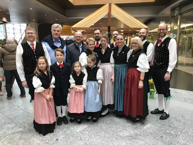 Foto: Sofia Pellegrini: Michael Konzett (re) ist als Obmann der Trachtengruppe Bludenz zu Gast in der Fernsehgondel bei Andreas Seeburger (li) am Muttersberg.