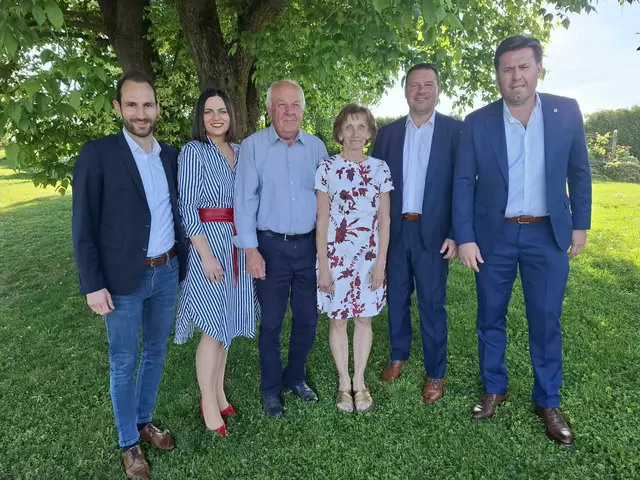 Zur Goldenen Hochzeit von Eduard und Angela Muhr gratulierte sogar Landtagspräsidentin Astrid Eisenkopf. | Foto: Gemeinde Schandorf