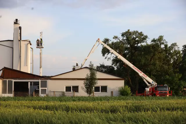 Das Dach dieses Betriebes in Gunskirchen musste gesichert werden. | Foto: laumat.at