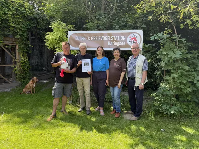 Kabarettist Pepi Hopf aus Haringsee ist Storchenpate von Michi, Fredi, Josef und Pepi. | Foto: VIER PFOTEN