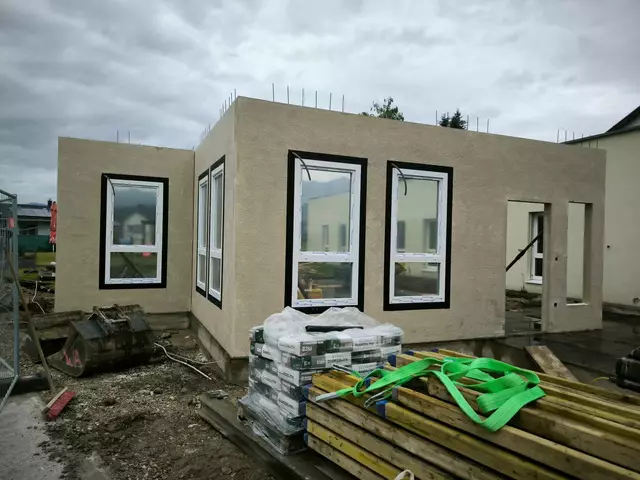 Die Arbeiten für den Zubau zur Erweiterung des Gemeindekindergartens laufen planmäßig – erste Wände stehen bereits. | Foto: Marktgemeinde Krieglach