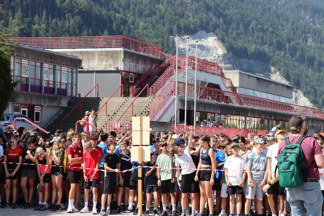Kurz nach 10 Uhr ging es los – die Schülerinnen und Schüler warteten hinter der Startlinie. | Foto: Nimpf
