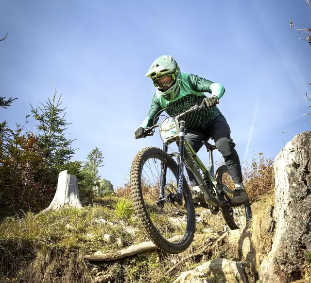Ab geht es - den Berg mit dem Mountainbike hinunter: Downhill wird als Action-Sportart im Sommer immer beliebter. | Foto: Schöckl Challenge