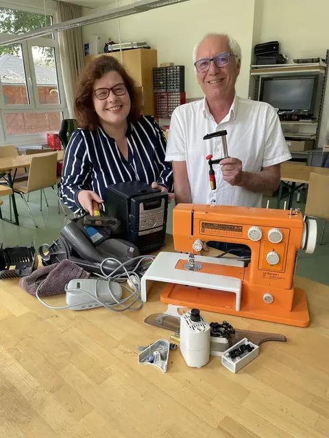 Der Gedanke der Nachhaltigkeit wird in den "Repair Cafés" in der Stadt Salzburg gelebt. Gemeinsam mit Ehrenamtlichen wird dort gewerkelt und so ein Zeichen gegen die Wegwerfmentalität gesetzt. Im Bild: Team des Bewohnerservice Lehen Christian Reisinger und Doris Wlczek-Spanring | Foto: Lisa Gold