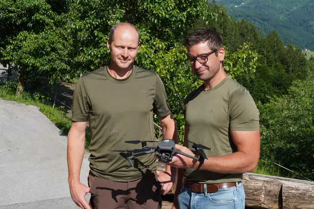 Matthias Ganschitter (Jagdleiter) und Martin Höller (Drohnenpilot der Jägerschaft Wagrain) mit der Wärmebilddrohne. | Foto: Nicole Hettegger