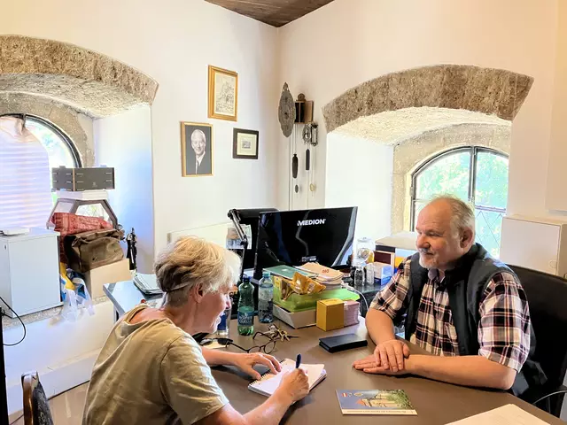 Zu Besuch beim Burgvogel. MeinBezirk-Mitarbeiterin im Interview mit Leopold Fasching. | Foto: Gabriela Stockmann