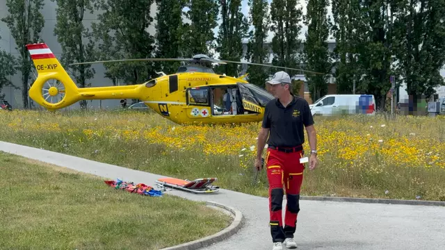 Ein vierjähriges Kind ist am Dienstagvormittag, 24. Juni, aus dem Fenster eines Mehrparteienhauses im vierten Stock gestürzt. Das Kind wurde mit dem Notarzthubschrauber ins SMZ Ost gebracht. | Foto: DOKU-NÖ