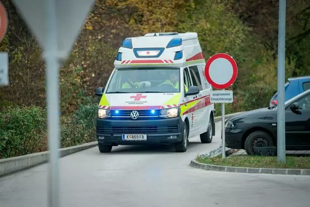 Das Mädchen musste von der Rettung mit Verletzungen unbestimmten Grades in das Klinikum Klagenfurt gebracht werden (Symbolfoto) | Foto: Bernhard Knaus