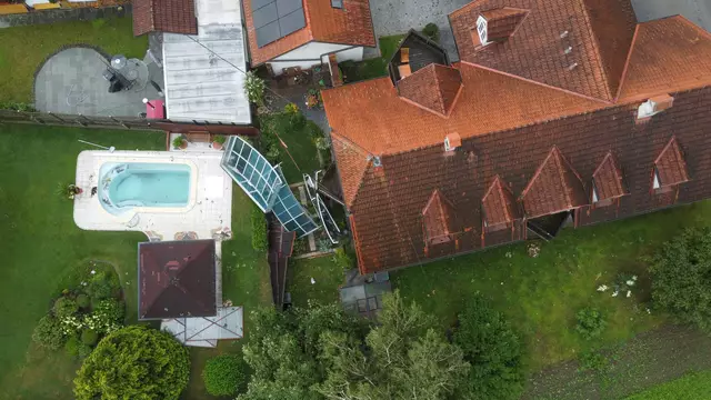 Eine Poolabdeckung wurde in Gunskirchen vom Sturm erfasst. | Foto: laumat.at