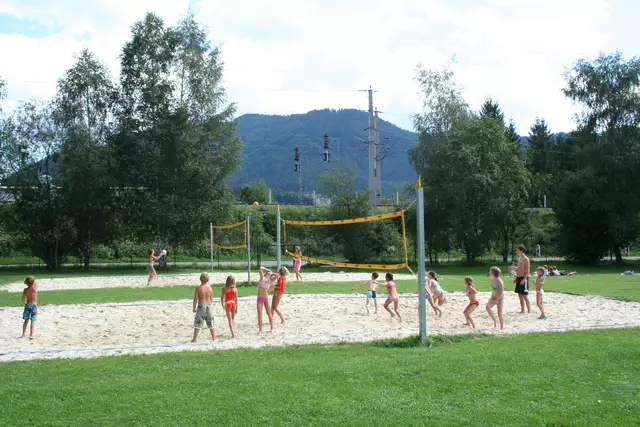 Die Beachvolleyballplätze direkt am Freizeitsee bieten sportliche Action für alle Altersgruppen.  | Foto: Marktgemeinde Krieglach