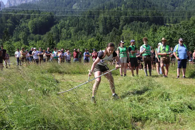 Die Damen in der Klasse bis 90 cm Sensenlänge lieferten sich ein hartes Battle – Vanessa Summer aus dem LJ Bezirk Weiz ging als Siegerin hervor. | Foto: Landjugend Steiermark