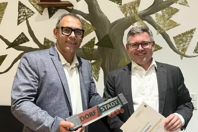 Im Dorfhaus „Lebenswert“ in Klein Meiseldorf sprach Bürgermeistersprecher Niko Reisel mit Landesrat Ludwig Schleritzko über mögliche Projekte im Rahmen der Dorf- &amp; Stadterneuerung. | Foto: Herbert Gschweidl