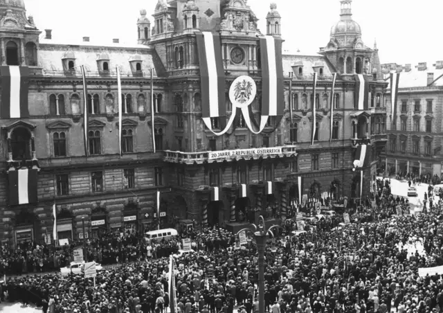Der 1. Mai-Aufmarsch im Jahre 1965 am Grazer Hauptplatz. | Foto: Sammlung Kubinzky
