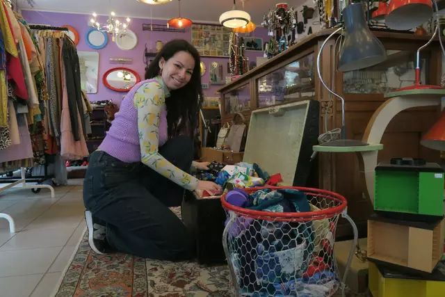 Geschirr bis hin zu Kleidung und Möbel zieren den Verkaufsraum. | Foto: Patricia Hillinger/MeinBezirk