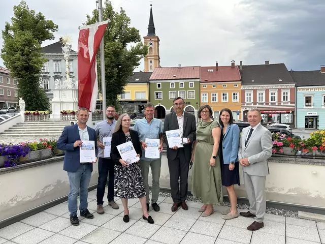Die ausgeschiedenen Gemeinderatsmitglieder Ing. Jürgen Schmidt, Gerald Popp, Heidelinde Blumberger, Erich Eggenweber und  Thomas Lebersorger mit Vizebürgermeisterin Marlene Böhm-Lauter, Laura Hennebichler und Bürgermeister Josef Ramharter (v.l.) | Foto: Stadtgemeinde Waidhofen
