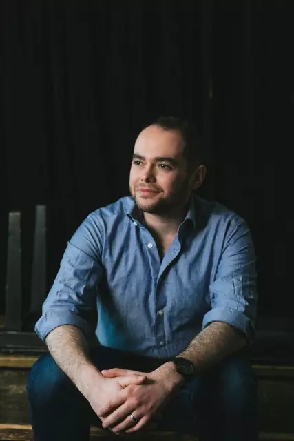 Ben Glassberg übernahm Anfang 2024 die Musikdirektion der Volksoper Wien. Nun verlässt er das Haus wieder. (Archiv) | Foto: Marco Sommer