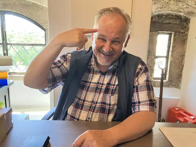 Seit 2009 ist Leopold Th. Fasching, einst auch Stadtrat für Tourismus und Kindergärten in Mödling, der "Burgvogel" von Burg Liechtenstein. Er entwickelte die Burg zu einem touristischen Highlight mit jährlich 40.000 Besuchern. | Foto: Gabriela Stockmann