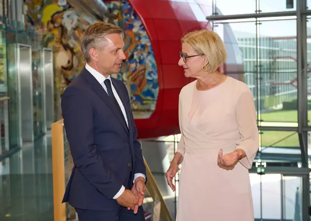Landeshauptfrau Johanna Mikl-Leitner mit Bundesminister Wolfgang Hattmannsdorfer. | Foto: NLK Pfeiffer