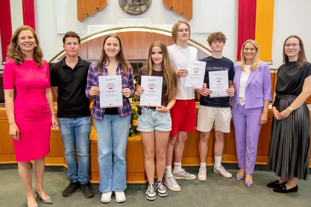 83 Schülerinnen und Schüler durften sich über ihren "Finanzführerschein" vom Land Burgenland freuen.  | Foto: Landesmedienservice Burgenland