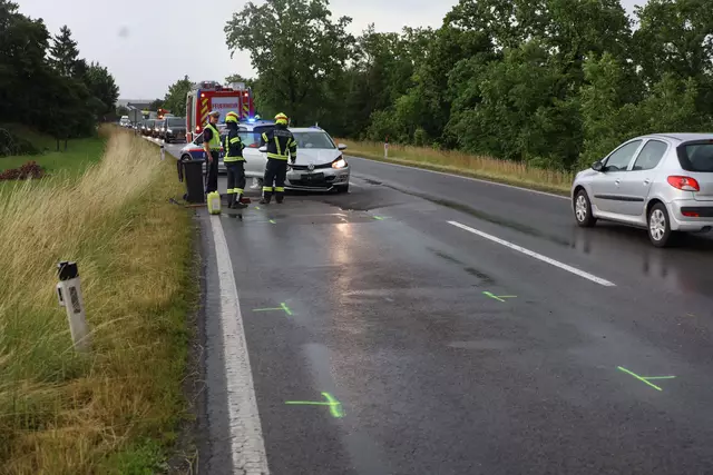 Karambolage während des Sturms: Auf der Wiener Straße in Gunskirchen prallen drei Pkw aufeinander und werden zum Teil schwerbeschädigt. | Foto: laumat.at