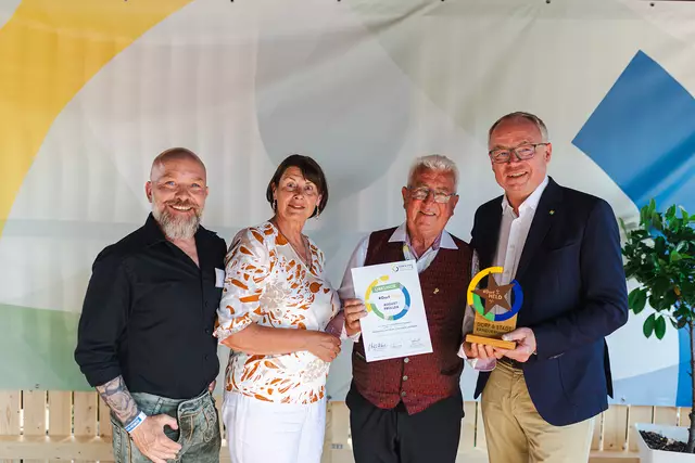 "Dorfheld" in Reinsberg: August Prüller (2.v.r.) mit Bürgermeister Reinhard Nosofsky,  Obfrau Maria Forstner (NÖ Dorf- und Stadterneuerung) und Landeshauptfrau-Stellvertreter Stephan Pernkopf | Foto: Benjamin Wild/NÖ Dorf-& Stadterneuerung
