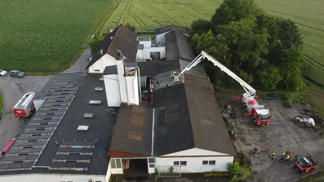 Das Dach dieses Betriebes in Gunskirchen musste gesichert werden. | Foto: laumat.at