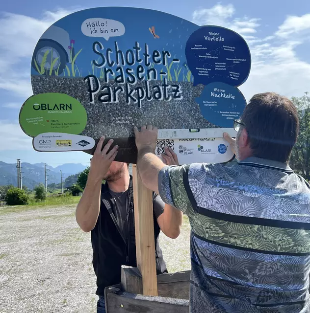 Die Infotafel für den Schotterrasenparkplatz wurde kurz vor der offiziellen Eröffnung montiert. | Foto: Natalie Prüggler