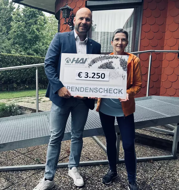 Christoph Aichinger, Head of Sales &amp; Service bei HAI und Obmann von Human Benefiz übergibt den HAI-Spendenscheck in Höhe von 3.250 Euro an die Mutter von Marco.  | Foto: HAI