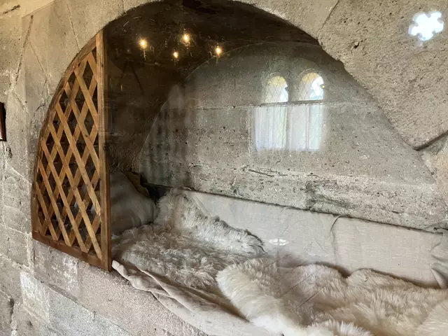 Schlafgemach aus der Romanik, man schlief in aufrechter Haltung, deshalb ist das "Bett" so schmal | Foto: Gabriela Stockmann