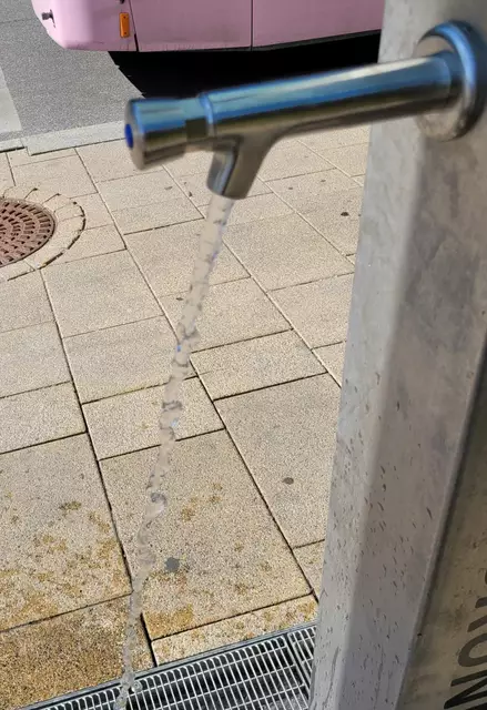 Der neue Trinkbrunnen beim Haller Bahnhof ist in Betrieb und sorgt besonders an heißen Tagen für willkommene Abkühlung.

 | Foto: Heiss