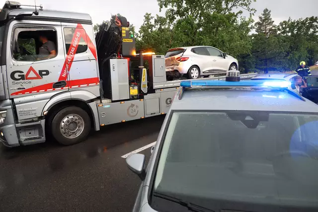 Karambolage während des Sturms: Auf der Wiener Straße in Gunskirchen prallen drei Pkw aufeinander und werden zum Teil schwerbeschädigt. | Foto: laumat.at