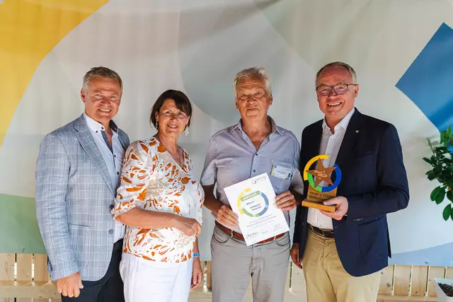 "Dorfheld" aus der Marktgemeinde Gresten: Norbert Mauer (2.v.r.) mit Bürgermeister Harald Gnadenberger, Obfrau Maria Forster (NÖ Dorf- und Stadterneuerung) und Landeshauptfrau-Stellvertreter Stephan Pernkopf | Foto: Benjamin Wild/NÖ Dorf-& Stadterneuerung