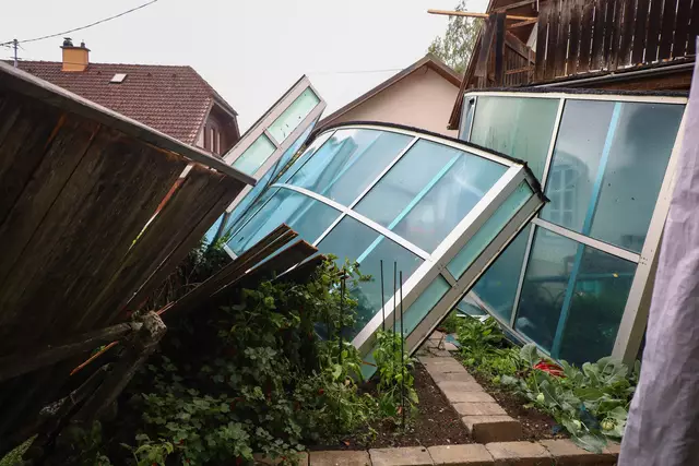 Eine Poolabdeckung wurde in Gunskirchen vom Sturm erfasst. | Foto: laumat.at