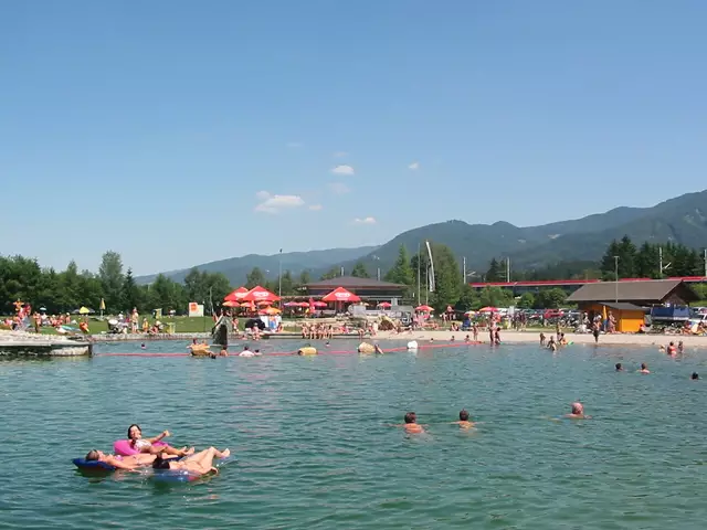 Sommerfeeling pur: Der Freizeitsee Krieglach lädt mit Naturbadeteich, Fitnessbereich und Spielzonen zum kostenlosen Erholen, Toben und Entspannen für die ganze Familie ein. | Foto: Marktgemeinde Krieglach