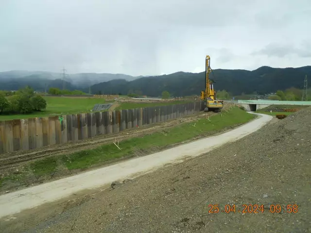 Das Rückhaltebecken zum Hochwasserschutz beim Freßnitzbach wurde massiv vergrößert – entlang der Dammkrone wurden sogenannte Spundwände aufgestellt. | Foto: Baubezirksleitung Obersteiermark Ost