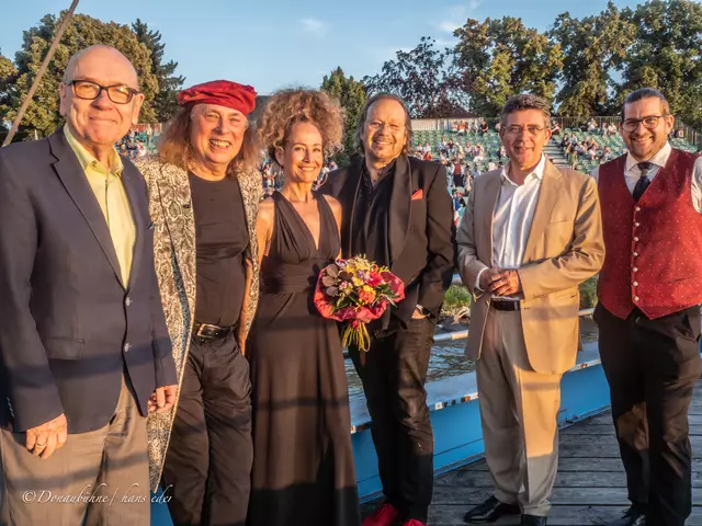 Texter Fritz  Schindlecker, Komponist Erwin Kiennast, Sängerin Sandra Pires, Saxophon-Solist Horst Hausleitner, Bürgermeister Peter Eisenschenk (ÖVP), Kapellmeister Bernhard Fleißner.
 | Foto: Hans Eder / Donaubühne Tulln
