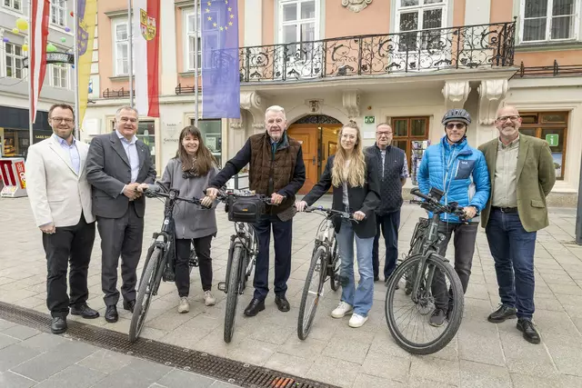 Der Mitarbeiterradtag im Mai ist eine jährliche, bewusstseinsbildende Maßnahme für den Radverkehr. Im Rahmen der Radverkehrsoffensive wird auch 2025 ein breites Maßnahmen-Paket umgesetzt, darunter auch wichtige Schritte in der Infrastruktur. Beim Mitarbeiterradtag: Gemeinderat Robert Pfisterer, Mobilitätsstadtrat LAbg. Franz Dinhobl, Tanja Trimmel, Bürgermeister Klaus Schneeberger, Sarah Voit, Gemeinderat Herbert Cucek, Gemeinderat Franz Hatvan und Umweltstadtrat Norbert Horvath. | Foto: Stadt Wiener Neustadt/Weller
